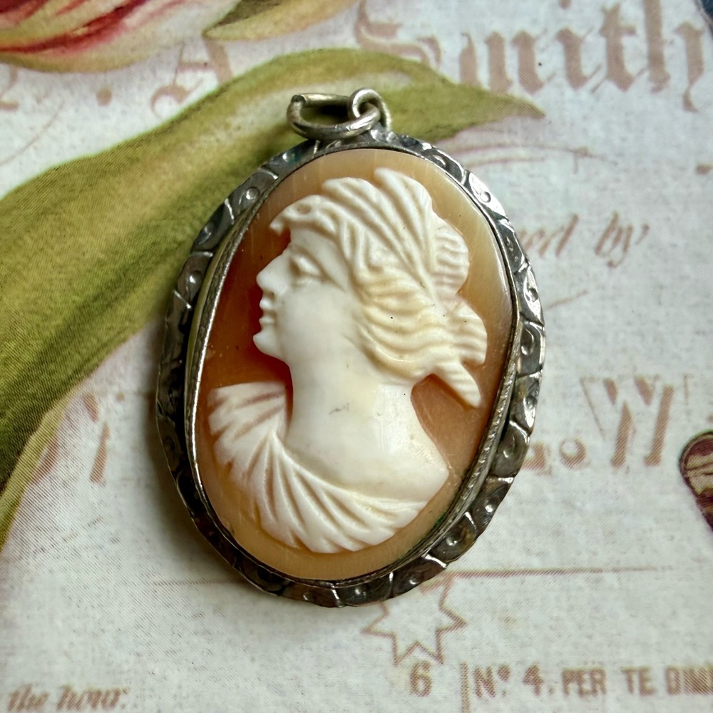 CAMEO pendant hand carved Antique Jewelry 1”